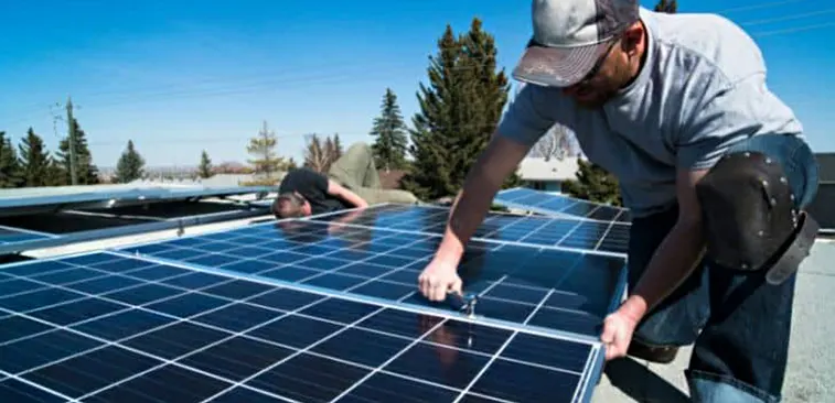 Installation von Sonnenkollektoren auf Flachdächern
