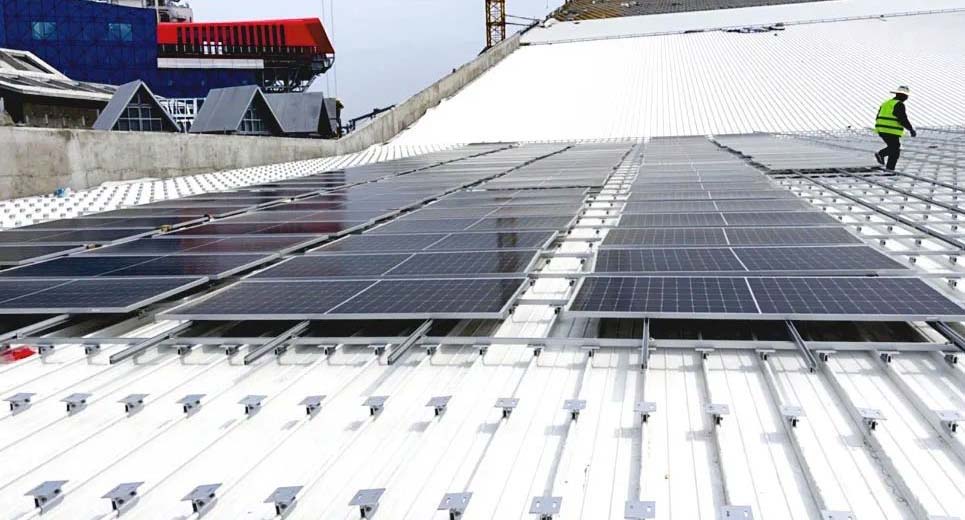 Baustelle: Verlegung von Solarzellen auf dem Dach