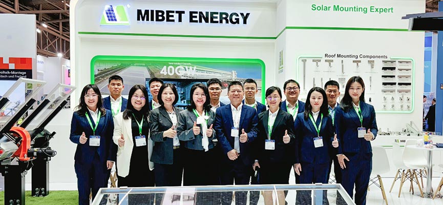 Mibet-Team-Stand-Gruppenfoto